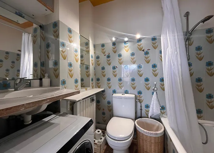 Coeur De : Lumineux Avec Balcon, Proche Et Commerces - Fr-1-239-1079 Apartment *